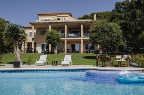 Situated in one of the best streets of Sotogrande Alto, this family villa is built over 3 floors and set within a mature garden of over 3000m2. Sotogrande is one of Southern Spain's most elegant and exclusive residential neighborhoods with a myr...