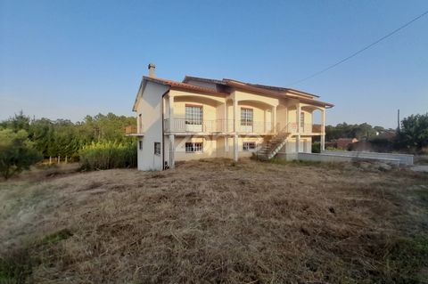 Identificação do imóvel: ZMPT565696 Come and visit this excellent 2-storey villa, located in an excellent area on the outskirts of the village of Soure.House consisting of open space, a living room with fireplace, 4 bedrooms, 1 of which is a suite, 4...