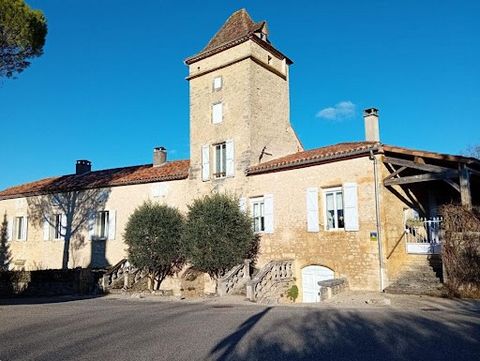 46000 CAHORS ligt op 25 minuten afstand. Groot familiehuis van meer dan 260m² inclusief een gîte, 11 kamers, 7 slaapkamers, 6 badkamers. Verwarmd zwembad. Oud versterkt huis met middeleeuwse oorsprong bestaande uit een inkomhal 19m², woonkamer - eetk...