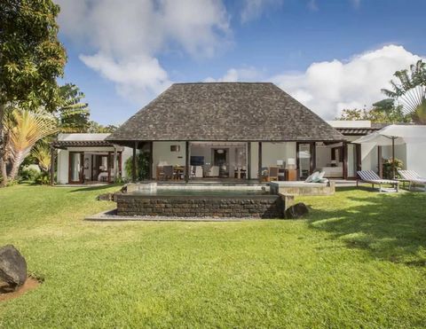 In einem exklusiven Anwesen an der Ostküste von Mauritius gelegen, präsentiert Gadait International eine außergewöhnliche 288 m² große Villa. Eingebettet im Herzen eines weitläufigen 2.275 m² großen Grundstücks, bringt dieses Anwesen Modernität und N...