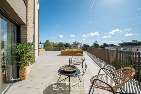 In der beliebten Stadt Caluire, nur wenige Minuten von Lyon entfernt, befindet sich diese 89 m2 große Familien-Maisonette mit ihrer 100 m2 großen Terrasse im 4. und letzten Stock mit Aufzug einer hochwertigen Eigentumswohnung. Diese Immobilie bietet ...