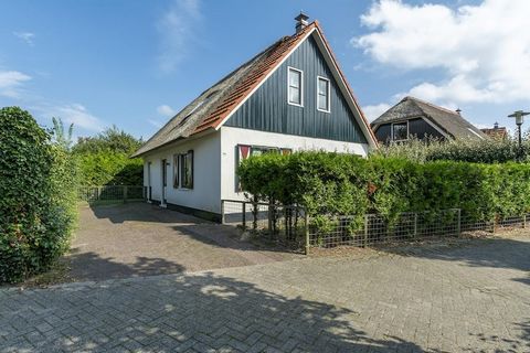 Charmante 6-persoons vakantievilla op villapark Buitenplaats in Callantsoog Deze sfeervol ingerichte vakantievilla op park Buitenplaats in Callantsoog heeft een ruime woonkamer met een gezellige zithoek en grote eettafel. De open keuken is licht en v...