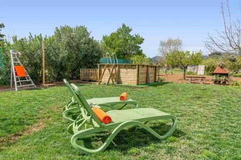 L'extérieur de la maison est une véritable merveille, où vous trouverez une piscine au chlore surélevée, de 3 mx 3 m et 1,2 m de profondeur, idéale pour se rafraîchir après un bain de soleil sur les chaises longues disponibles pendant que les plus pe...