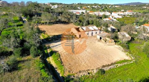 Haus zum Wiederaufbau mit Meerblick in Boliqueime, Loulé Stellen Sie sich vor, Sie wohnen in einem Haus nach Maß, in ruhiger Lage und mit herrlichem Blick auf das Meer. Dies ist die perfekte Gelegenheit, diesen Traum wahr werden zu lassen! Es handelt...