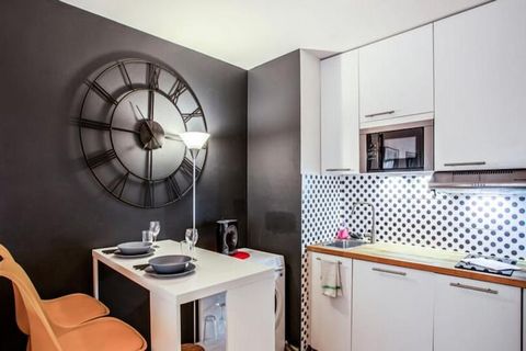 Cet appartement entièrement rénové et climatisé au cœur de Cannes offre le refuge idéal pour deux personnes. Situé au premier étage d'un immeuble avec ascenseur, il dispose d'un salon confortable avec un canapé-lit, d'une cuisine ouverte entièrement ...