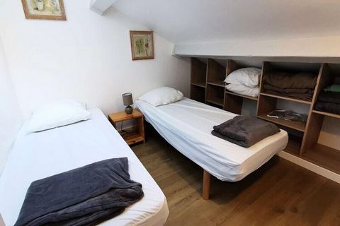 Dreizimmer-Maisonette mit Klimaanlage Mit Blick auf das Meer – Direkter Zugang zum Strand - Ein Wohnzimmer mit einem Cabriolet für zwei Personen - Ein Schlafzimmer im Obergeschoss mit einem Doppelbett - Ein kleines Schlafzimmer im Obergeschoss mit zw...