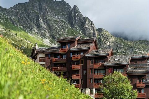 Holz- und Steinchalets, in unmittelbarer Nähe von Geschäften und Unterhaltungsmöglichkeiten, die meisten davon mit direktem Zugang zu den Pisten, sind Sie bei Chalets des Arolles. Die Chalets de Arolles bestehen aus 4 großen Gebäuden und fügen sich p...