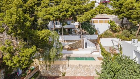 Located in Málaga. Luxury renovated villa with sea views in Pinares de San Anton, Málaga This beautiful, recently renovated villa, located in the exclusive Pinares de San Anton in Málaga, offers the ultimate combination of luxury, comfort and breatht...