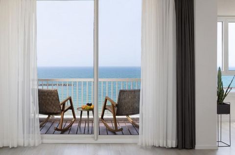 Lujosa residencia frente al mar en el primer lugar de Tel Aviv, situada en un edificio exclusivo con vistas directas al Mediterráneo y acceso al paseo marítimo. Esta residencia cuenta con sofisticados elementos de diseño que incluyen una cocina, un d...