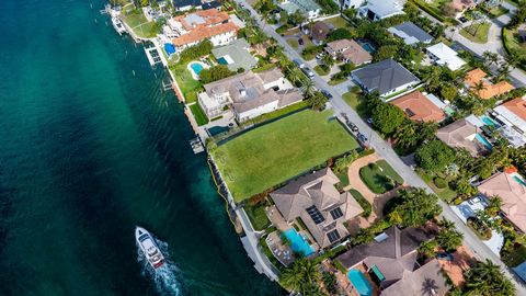 Premier Boca Riviera Intracoastal Lot befindet sich an einer 96 +/- Fuß langen Wasserfront in einer 