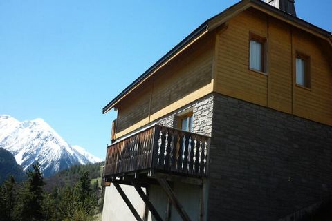 Dieses charmante 3-Zimmer-Chalet bietet eine gemütliche und einladende Atmosphäre für bis zu 6 Personen. Das Wohnzimmer verfügt über ein Schlafsofa für 2 Personen, einen HD-TV und einen Kamin – ideal zum Entspannen nach einem Tag in den Bergen. Das C...