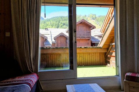 Questo affascinante appartamento duplex si trova nel cuore di Serre Chevalier - Chantemerle e offre uno spazio accogliente ideale per un piccolo gruppo o una famiglia. L'appartamento dispone di due camere da letto: una con un letto matrimoniale (160 ...