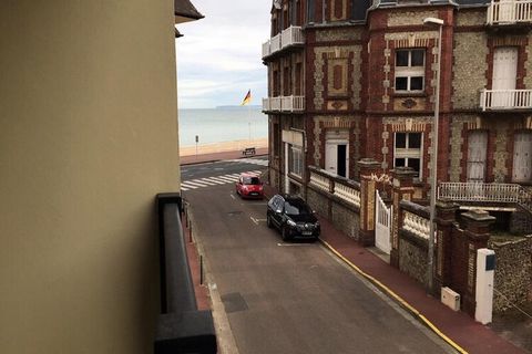 Situato al 1° piano di un residence a due passi dalla spiaggia e dal centro del paese di Villers sur mer, questo spazioso monolocale di 40 m² con balcone è composto da: - un ingresso e servizi igienici separati - un soggiorno con armadio letto (140) ...