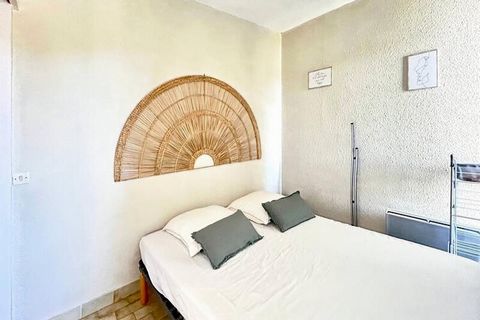 Situato in una residenza protetta, La Croisiere, questo appartamento di 33 m² può ospitare 4 persone. E' composto da una zona cucina aperta sulla stanza principale, una camera con letto matrimoniale e un bagno recentemente ristrutturato. Potrete cons...