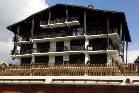 Questo appartamento per vacanze di circa 39 mq si trova al primo piano con ascensore. Si compone di un soggiorno con divano letto per 2 persone con accesso al balcone, angolo cottura. Nel duplex c'è una camera con 4 letti singoli, un bagno e una toil...