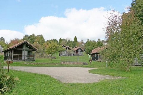 Situato molto vicino a Limoges, il villaggio gîte di Vieux Poirier dispone di 23 chalet indipendenti in legno distribuiti su una superficie di 2 ettari con una bella vista sulla valle della Vienne. In loco una piacevole piscina (15 x 7,5 m) è accessi...