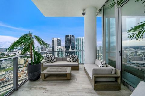 Woon in het hart van Downtown Miami in het iconische Paramount Miami Worldcenter. Deze residentie beschikt over 3 slaapkamers plus een hol, Italkraft keuken met Bosch en Subzero apparatuur en een ongeëvenaard uitzicht op de stad en het water. Paramou...