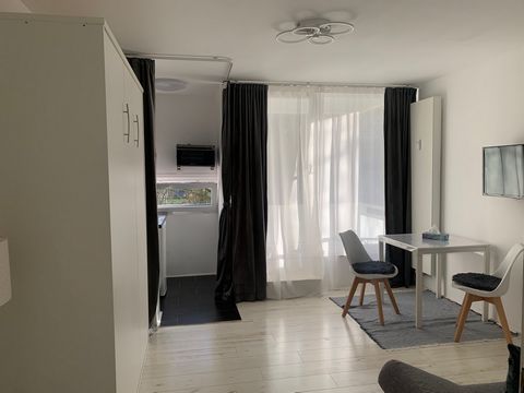 Tolle moderne und voll eingerichtete Einzimmerwohnung bestehend aus einem Schlaf- und Wohnraum mit kleiner Kochnische sowie einem Badezimmer und einem kleinen Flur. Der Wohn- und Schlafbereich bietet ein Schlafsofa sowie ein Platzsparendes Klappbett ...