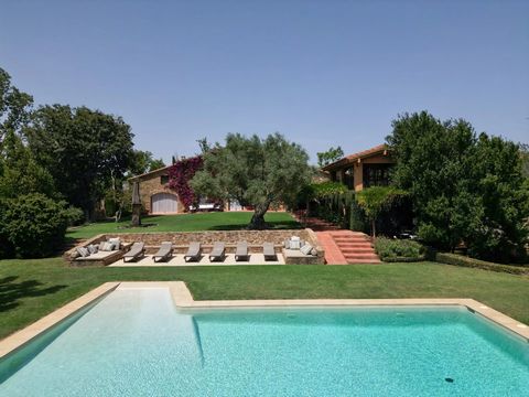 BARNES presenteert deze charmante boerderij, met volledige privacy, adembenemend uitzicht op het landschap van de Empordà en grote luxe ruimtes, op slechts 10 minuten rijden van de stranden van de Costa Brava. Met 12 hectare grond, inclusief geïrrige...