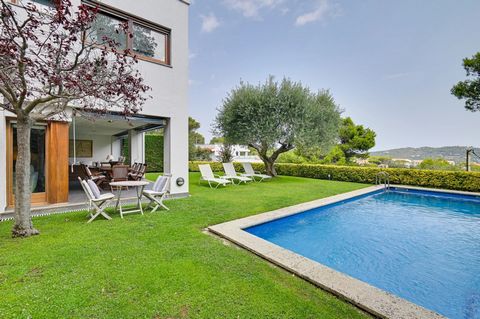 BARNES presenteert deze spectaculaire villa, met panoramisch uitzicht op zee, gelegen in een exclusieve wijk van Calella de Palafrugell. Het pand heeft een elegant zwembad en een fantastische privétuin die je uitnodigen om te ontspannen en tot rust t...