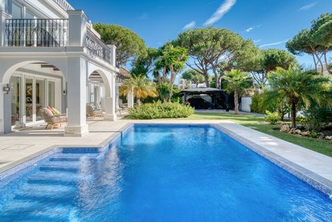 Esta impresionante villa ubicada en la prestigiosa zona de playa de Elviria ofrece una combinación perfecta de lujo y comodidad ideal para quienes buscan un estilo de vida sofisticado en Marbella Con un amplio espacio habitable y un diseño parcialmen...