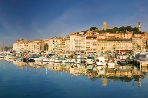 Diese Residenz liegt im Herzen von Cannes La Bocca und bietet einen fantastischen Rückzugsort am Meer mit einfachem Zugang zum Strand, der nur 100 Meter über einen Fußgängertunnel entfernt ist. Die geräumige Residenz verfügt über einen großen, von Pa...