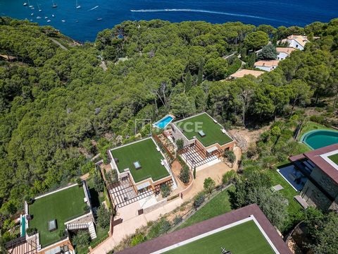 Luxe Villa's met Prachtig Uitzicht op Zee in Begur, Costa Brava De villa's bevinden zich in de prachtige regio Costa Brava. Costa Brava staat bekend om zijn kristalheldere water, pittoreske stranden en weelderige landschappen en biedt een rustige maa...