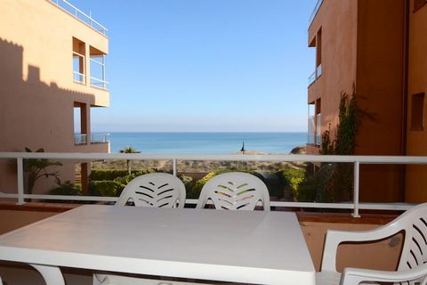 Apartament en Pals posseeix 2 dormitori(s) i capacitat per a 4 persones. Allotjament de 73 m² còmode i ampli, situat a primera línia de platja, amb vistes al mar. Es troba a 20 m de la platja de sorra, 500 m del camp de golf, 4 km del supermercat, 5 ...