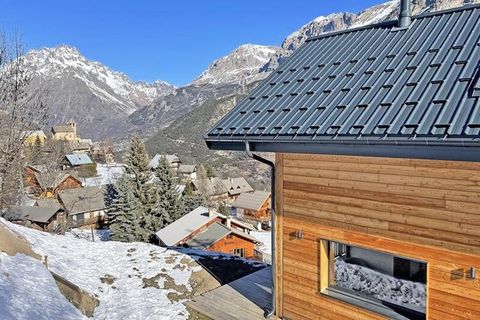 Adembenemend uitzicht op het dorp en het Écrins-massief. 350 meter van alle voorzieningen en 600 meter van de skipistes. 4 slaapkamers, 3 badkamers, groot terras met uitzicht op de tuin. Het chalet 