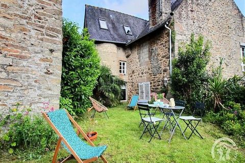 Dès votre arrivée, le charme va opérer... Cette ravissante maison vous ouvre ses portes, son âme et son histoire. Située dans la rue emblématique de Dinan : la rue Jerzual, qui relie le centre historique au port de Dinan, vous aimerez ses vieilles pi...