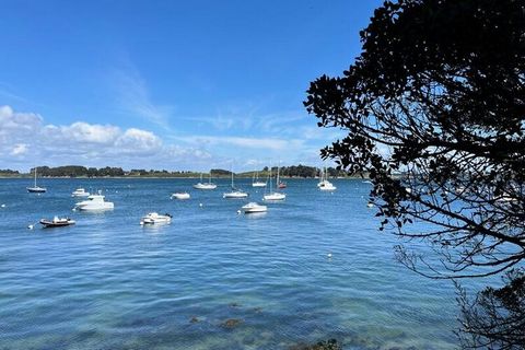 On the Rhuys Peninsula, anchored at at the entrance to the Gulf of Morbihan, this vacation rental located at the entrance to the Gulf of Morbihan. Arzon has the ideal location for those looking for relaxation and tranquility. and amenities. À two ste...