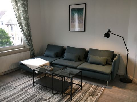 Die gesamte Wohnung ist frisch renoviert. Sie begeistert, mit 3 Zimmern. Ein Schlafzimmer, ein Wohnzimmer und ein Esszimmer, welches je nach Bedarf zum Arbeits- oder weiteres Schlafzimmer umfunktioniert werden kann. Vor Ort sind alle notwendigen Ding...