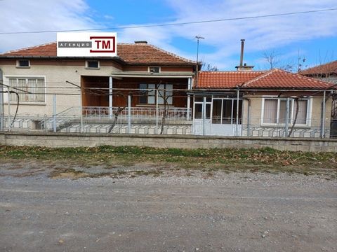 TM Imoti vende una casa spaziosa e solida, composta da 2 fabbricati, una cucina estiva, 2 fabbricati agricoli e un garage doppio. Un edificio residenziale è del 1978. con una superficie di 93 mq. ed è composto da quattro stanze, la seconda è del 1960...