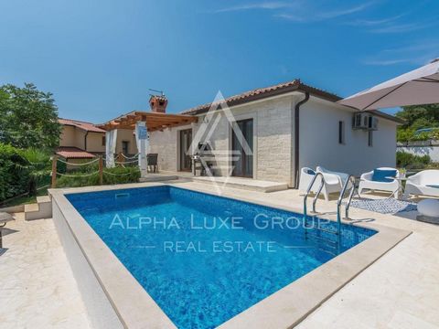 Istrien, Novigrad, Moderne freistehende villa mit pool in ruhiger lage Zum Verkauf steht eine luxuriöse, moderne Villa nur 9 km von der malerischen Stadt Novigrad und ihren wunderschönen Stränden entfernt, 14 km von Umag und 16 km von der slowenische...