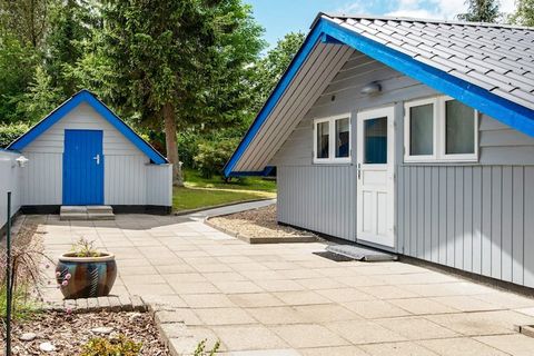 En un entorno pintoresco junto al lago Kvie se encuentra esta casa de campo bien cuidada, que i.a. calentado por sistemas fotovoltaicos. La casa está equipada con panel aire-solar, lo que significa que hay un clima interior muy bueno. La decoración e...