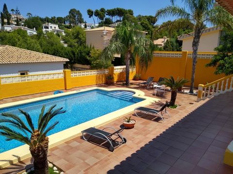 Vrijstaande villa in Denia in goede staat, met een eigen perceel van ongeveer 900m2, met 8x4 zwembad, veranda en terrassen, parkeerplaats, tuinen en uitstekende locatie. Het huis heeft 2 verdiepingen, op de begane grond is er woonkamer, keuken, wasru...