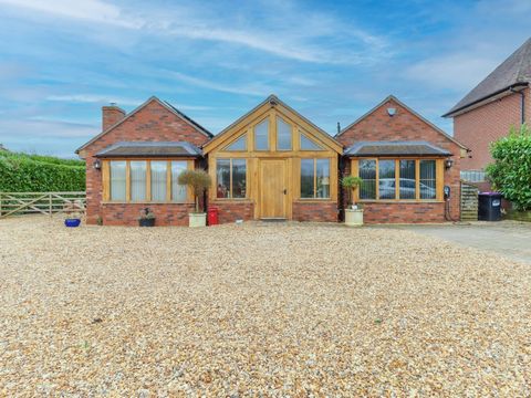 Deze omheinde bungalow ligt in Albrighton en biedt een veilige en rustige omgeving voor huiseigenaren. Het pand is gebouwd in 2014 en beschikt over moderne voorzieningen zoals zonnepanelen en een oplaadpunt voor elektrische auto's, voor milieubewuste...