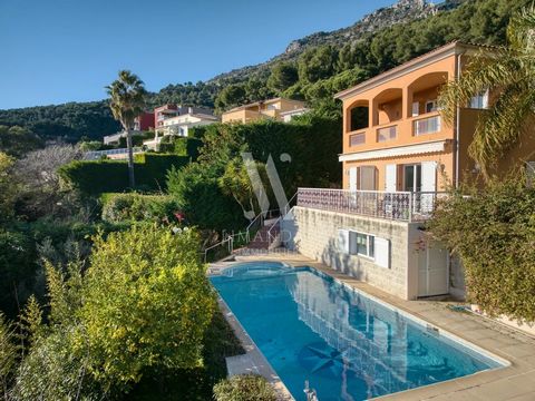 At the gates of Monaco, in a private and secure domain, charming house of 165 sqm living space, discreetly semi-detached, built in 2001, decorated with a large flat garden of about 1000 sqm and a swimming pool, it is distinguished by its contemporary...