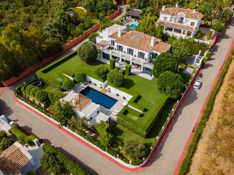 Diese Luxusvilla befindet sich in einer der angesehensten Gemeinden Marbellas und verbindet andalusischen Charme mit zeitgenössischem nordischen Design. Eingebettet in eine sichere Gegend auf den Anhöhen von Nagüeles, bietet sie einen spektakulären B...