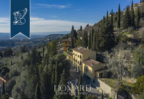 Questa splendida villa in posizione collinare e dominante, affacciata sulla città di Firenze, è in vendita nel comune di Fiesole a pochi minuti dal centro cittadino. La proprietà è composta da una villa principale e un loft, per una una superficie in...