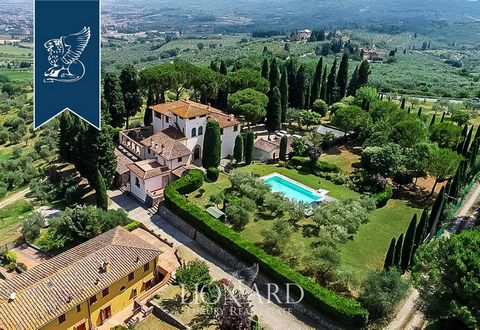 Questa villa medicea del 1400 è in vendita, sita su una delle più belle colline Toscane, a pochi chilometri dal centro di Firenze. La proprietà vanta una superficie complessiva di 1.734 mq, di cui l'edificio principale occupa 1.048 mq. Più a val...