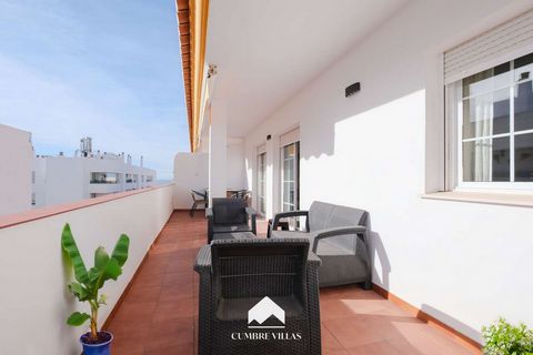 Cumbre Villas presents this beautifully renovated 2-bedroom penthouse, ideally situated just a minute’s walk from the beach and the picturesque town of La Herradura. This stylish apartment boasts an open kitchen seamlessly connected to the lounge and...