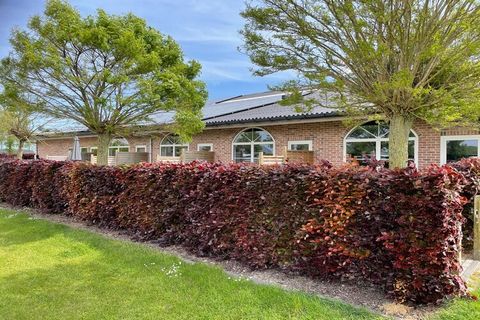 Aan de rand van het pittoreske kunstenaars dorpje Groede, op ongeveer 4 km afstand van het strand, vindt u deze geschakelde vakantiewoningen met eigen terras. Twee van de 4 appartementen zijn huisdiervrij. In de omgeving kunt u heerlijk wandelen of f...