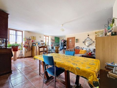 In the heart of the charming village of Saint-Étienne-Estréchoux, just 15 minutes from Bédarieux and 45 minutes from Béziers, this T2 apartment on the 1st floor of a small three-unit condominium offers a great opportunity for a rental investment or p...