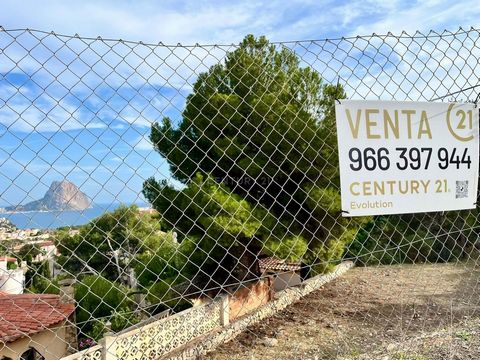 Terrain à bâtir situé dans le quartier résidentiel de Maryvilla, avec une vue dégagée sur la mer et lemblématique Peñón de Ifach de Calpe. Le terrain de 950 m² est en forme de L et plat, avec un accès très facile et rapide depuis lentrée de Maryvilla...