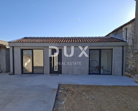 ZADAR, ŽERAVA - Mooi huis met bijgebouw op een rustige locatie Op een rustige locatie nabij Nin staat een gloednieuw en bewoonbaar gelijkvloers huis te koop, op een perceel van 337 m2. De totale oppervlakte van het huis is 46 m2 en bestaat uit twee s...