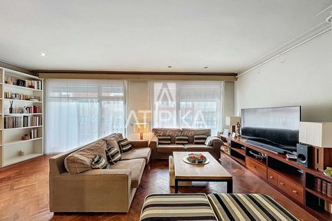 Magnificent 281m² apartment for sale in a stately building with an elevator, concierge service, and a service entrance. Located on Balmes Street, near Parc del Putxet and General Mitre. It features six bedrooms and four full bathrooms. The property s...