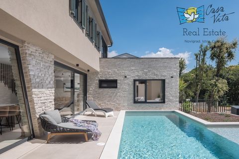 Istrien, Poreč Zum Verkauf steht eine schöne und modern eingerichtete Villa in ruhiger und gefragter Lage. Das Haus hat 189m2 und ist in zwei Etagen aufgeteilt. Im Erdgeschoss des Hauses gibt es eine Eingangshalle, die zu einem geräumigen Wohnzimmer,...