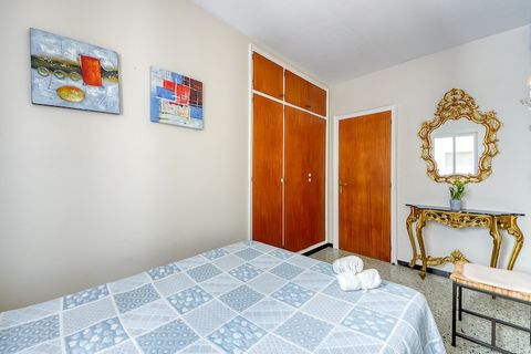 Het appartement in Rosas / Roses heeft 3 slaapkamer(s) en kan gereserveerd worden tot 6 personen. Accommodatie De accommodatie heeft een oppervlakte van 95 m² iscomfortabel ingerichte en is goed belicht, gelegen vlakbij het strand, met uitzicht zee e...