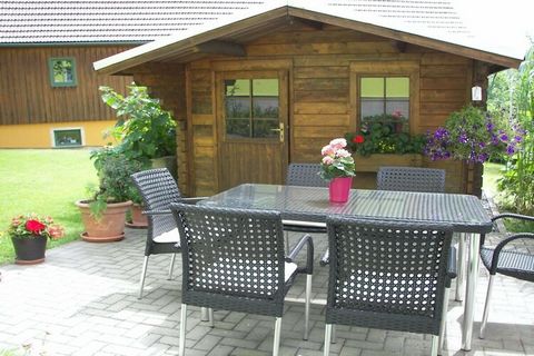 Dieses gemütlich und hell eingerichtete Ferienhaus mit großem Garten liegt an einem ruhigen Ort im Wandergebiet der Sächsischen Schweiz, in Lichtenhain. Die Wohnung befindet sich in der 2. Etage des gepflegten Hauses. Die Holzbalken verleihen dem Woh...